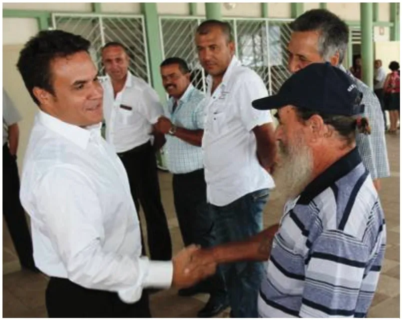 Didier Robert lors de la campagne des élections régionales à La Réunion, où il cherche à élargir ses alliances avant le second tour.
