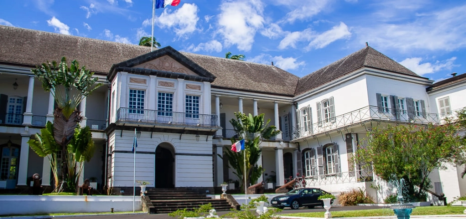 Contrats aidés à La Réunion : les maires manifestent en préfecture