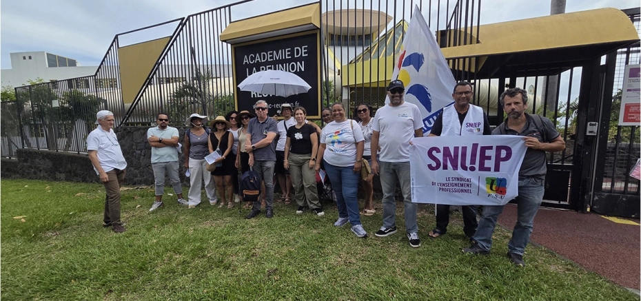 Grève des AESH à La Réunion : rassemblement devant le rectorat