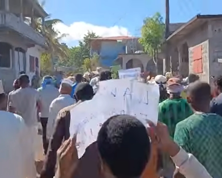 Comores : deux morts, la hausse du carburant suspendue après les manifestations