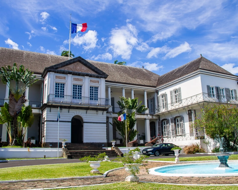 Contrats aidés à La Réunion : les maires manifestent en préfecture