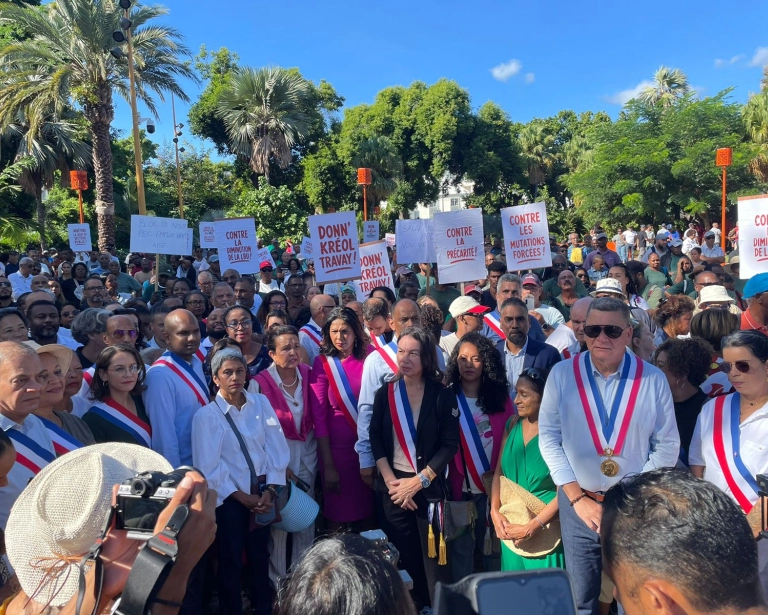 Contrats aidés à La Réunion : 330 manifestants devant la préfecture