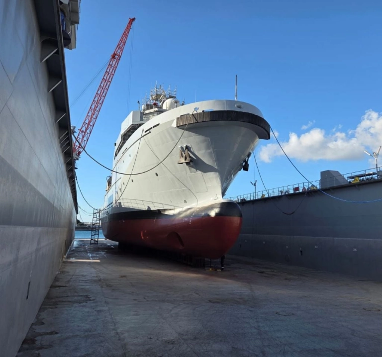 Le BSAOM Champlain quitte le dock après sa révision décennale à La Réunion