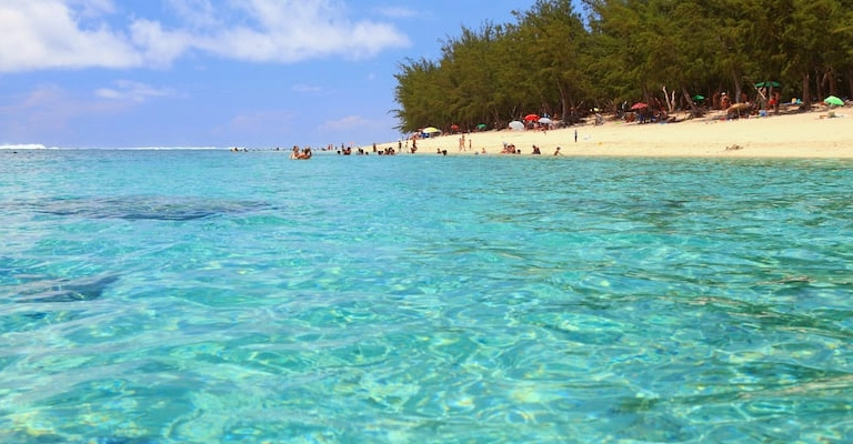 Paillotes à La Réunion : fermetures et reconversions face au droit du littoral