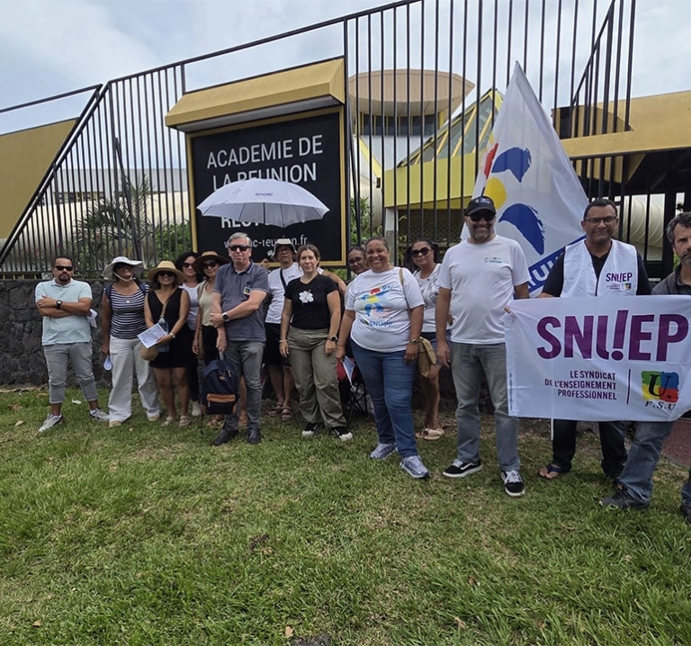 Grève des AESH à La Réunion : rassemblement devant le rectorat