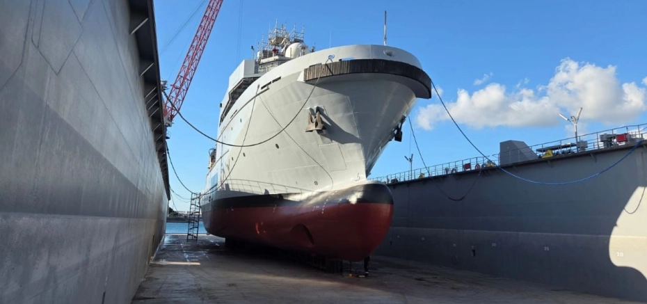 Le BSAOM Champlain quitte le dock après sa révision décennale à La Réunion