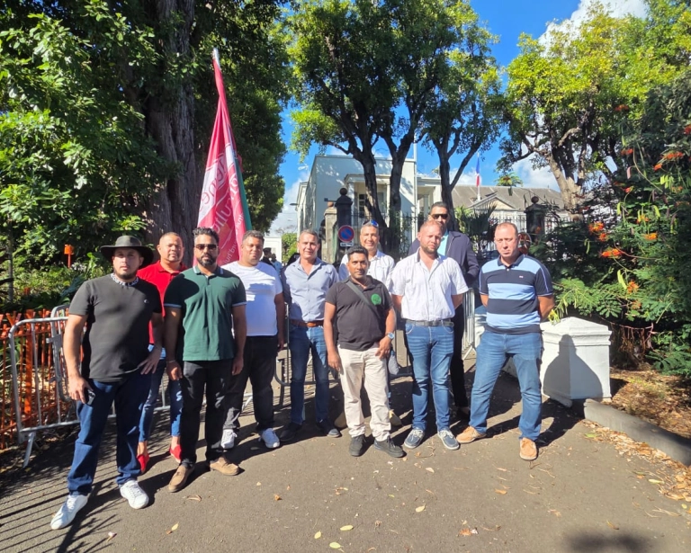 Campagne sucrière : des agriculteurs réunionnais manifestent devant la préfecture