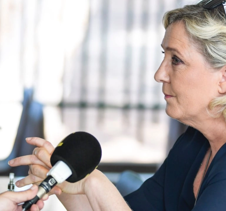 Marine Le Pen renonce à 2027 si elle doit campaigner sous bracelet électronique
