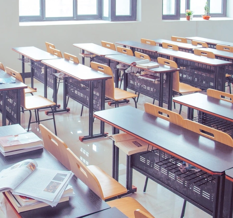 Décret : un parent violent peut forcer le changement d'école de son enfant